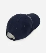 Gorra de sarga color azul marino con ala curva y bordado frontal con texto New York. Cuenta con regulador en la parte posterior para un ajuste personalizado.