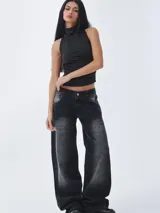 Pantalón de jean estilo baggy de tiro bajo, con corte amplio y acabado desgastado en color negro.