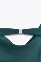 Vestido largo verde esmeralda de tirantes finos ajustables y escote fluido drapeado. Tiene forro interior y cierre trasero con gancho metálico.