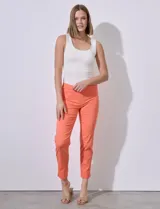 Pantalón color beige de gabardina elastizada, marca Zac & Rachel. Corte recto, pretina ancha pespunteada y largo al tobillo.