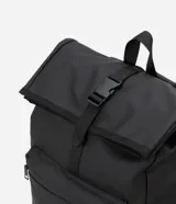 Mochila urbana de diseño estructurado con acabado engomado, cierre tipo roll-top con hebilla ajustable, bolsillo frontal con cremallera y correas traseras ajustables.