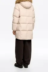Campera tipo plumífero de largo medio y corte recto en tejido técnico, con cierre frontal, capucha con borde de pelo sintético desmontable y puños elásticos interiores. Presenta bolsillos laterales de vivo y etiqueta con logo en el pecho.