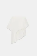 Top tipo capa blanco de punto fluido, con mezcla de viscosa, cuello bote, mangas cortas y bajo asimétrico.