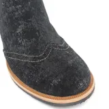 Botín tipo Chelsea de cuero metalizado en tono bronce, con paneles elásticos laterales en color beige. Presenta detalles de costuras decorativas tipo brogue en la puntera y laterales, con suela de goma antideslizante y taco bajo foliado.