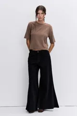 Remera de algodón color marrón, con cuello redondo y mangas cortas, de corte recto y largo a la cintura.