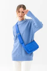 Bolso de hombro acolchado color azul eléctrico, con diseño de cuadrícula y correa ancha ajustable con hebilla metálica.