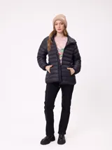 Campera acolchada tipo puffer color negro, con capucha, cierre frontal y bolsillos laterales con cierre. Presenta un diseño de costuras horizontales y logo de la marca en el pecho.