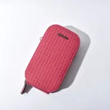 Porta celular fucsia con diseño tejido y logo de la marca en la parte superior. Incluye correa larga desmontable.