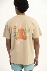 Remera verde con estampado pequeño en el pecho que dice "We all grow".