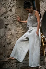 Pantalón palazzo gris melange de rústico de algodón, con tiro alto, bolsillos laterales, elástico en la espalda y faja ancha en la cintura.