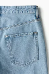 Bermuda de cinco bolsillos en denim de algodón grueso, con cintura estándar, cierre y botón, de corte relajado.