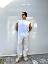 Pantalón de lino beige y crudo a rayas, de corte ancho y relajado.