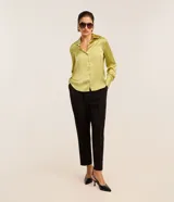 Camisa de satén color verde oliva, de manga larga con puños abotonados y cuello inglés.