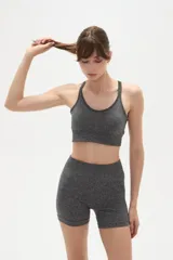 Top deportivo de tejido sin costuras, color gris melange, con escote redondo y breteles finos.