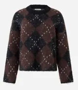 Suéter de punto pesado con diseño de cuadros argyle en tonos marrón y negro, con detalles de puntos claros. Presenta un corte oversize, cuello redondo acanalado y mangas largas.