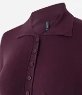 Blusa de punto color bordó con cuello polo, cierre frontal parcial con botones y bolsillo pequeño aplicado en el pecho. Presenta mangas largas y un corte regular.