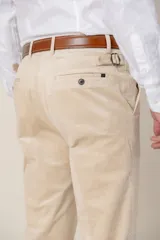 Pantalón de pana de corte recto custom fit, color marrón, con bolsillos laterales y cierre de botón y cremallera.