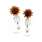 Caravanas de diseño exclusivo Fahoma, compuestas por una flor superior de cuentas de resina color marrón, un cristal central transparente y un dije de perla en forma de gota en la parte inferior.