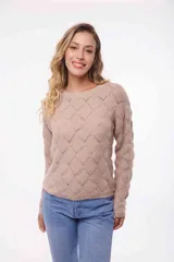 Sweater de punto calado color rojo con cuello redondo y mangas largas.