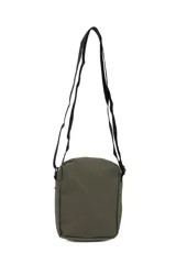 Morral color gris oscuro con correa ajustable negra. Cuenta con un compartimento principal con cierre, un bolsillo frontal con cierre y un bolsillo frontal abierto. Tiene un parche con la inscripción "NOT JUST A BAG. casual and effortless style".