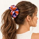 Colita de pelo estampada con diseño fruncido, ideal para recoger el cabello o usar como accesorio en la muñeca.
