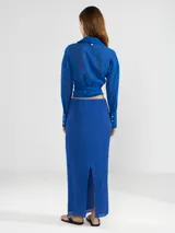 Camisa negra de manga larga con lazo en la cintura y botones nacarados. Confeccionada en 100% algodón y detalle de Polonio en cobre.