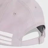 Gorra deportiva Adidas de diseño clásico, confeccionada en tejido liso de poliéster reciclado. Presenta el logotipo de la marca en el frente y las icónicas tres bandas en el lateral, con un ajuste ligero y seguro ideal para actividades físicas.