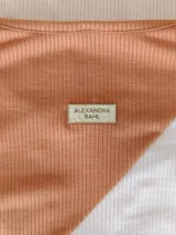 Vestido largo de morley de algodón y viscosa, con corte amplio, mangas largas y diseño color block en tonos marrón, rosa y blanco.