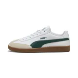 Championes Puma modelo 9-T, de diseño urbano con base de cuero sintético blanco, detalle de franja lateral en color verde oscuro y puntera de gamuza en tono beige. Cuenta con suela de goma color caramelo.