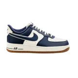Zapatilla deportiva Nike Air Force 1 '07 LV8, caña baja, con capellada de cuero en colores azul marino y blanco. Presenta el logo Swoosh en azul marino y forro interior afelpado azul. La entresuela es de color crema y la suela exterior es de goma color caramelo.