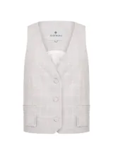 Chaleco sastrero color gris claro con patrón de cuadros, escote en V, cierre frontal con botones y bolsillos delanteros decorativos.