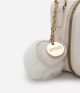 Bolso transversal tipo camera bag, color blanco con textura matelasse de rombos. Tiene correa fina ajustable y removible, cierre de cremallera y colgante de pompón.