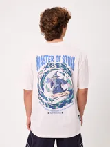 Remera Rusty de manga corta, color blanco, con ajuste holgado y gran estampa gráfica en la espalda de un mago surfeando entre olas.