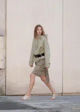 Falda midi de tiro alto, con diseño recto y asimétrico, confeccionada en viscosa con estampado animal print de serpiente.