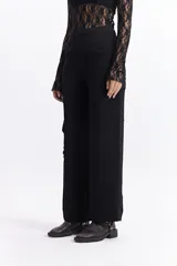 Pantalón cargo de tiro alto, color marrón, con pierna ancha y bolsillos laterales con tapa.