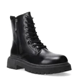 Botas tipo borceguí de color negro, confeccionadas en material sintético con acabado brillante. Presentan cierre lateral, cordones frontales con ojalillos metálicos y suela track dentada de plataforma.