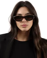 Lentes de sol con armazón de diseño ovalado y estilo envolvente, combinando tonos marrón oscuro y negro. Cuentan con protección UV400.
