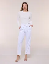 Pantalón de sastre color amarillo claro, de corte recto y largo al tobillo, con cintura ajustable mediante cordón y bolsillos laterales.