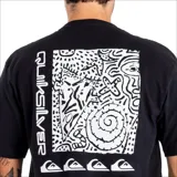 Remera negra de manga corta con logo de Quiksilver estampado en el pecho.