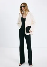 Blazer Martin de diseño recto y color beige, con cuello en pico, sin solapa, manga larga y bolsillos frontales de parche. Incluye forro interior.