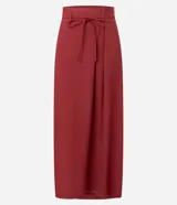 Pollera midi de estilo sastrero color bordó, con cintura estructurada, trabillas y lazo frontal en cordón del mismo tono. Presenta un corte recto y fluido.