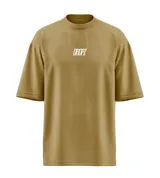 Remera de manga corta color marrón claro o camel, con cuello redondo y corte relajado. Presenta un pequeño logo estampado en blanco en el centro del pecho con el texto "DROPZ".
