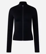 Campera deportiva de corte ajustado, confeccionada en tejido seamless de poliamida y elastano. Presenta cuello alto, cierre frontal con cremallera y textura acanalada.