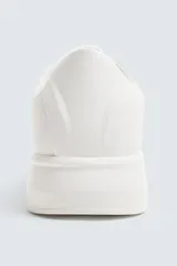 Zapatillas urbanas de cuero sintético negro, con cordones y suela gruesa monocolor.