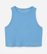 Musculosa cropped de mujer, color celeste claro, con cuello redondo y corte sin mangas.