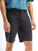 Bermuda clásica de algodón color negro, con trabillas para cinturón, bolsillos laterales y cierre frontal con botón.