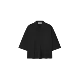 Remera polo Fear of God Essentials de corte cropped y estilo noventero, color negro, con cuello clásico, cierre frontal de un botón y sutil logotipo bordado en el pecho.