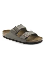 Sandalias Birkenstock Arizona color gris con dos correas ajustables con hebillas metálicas.