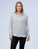 Camisa de satén estampado en blanco y negro, con cuello con solapa, escote en V y abertura central con botones.