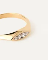 Anillo dorado de plata 925 con cinco circonitas blancas engastadas.